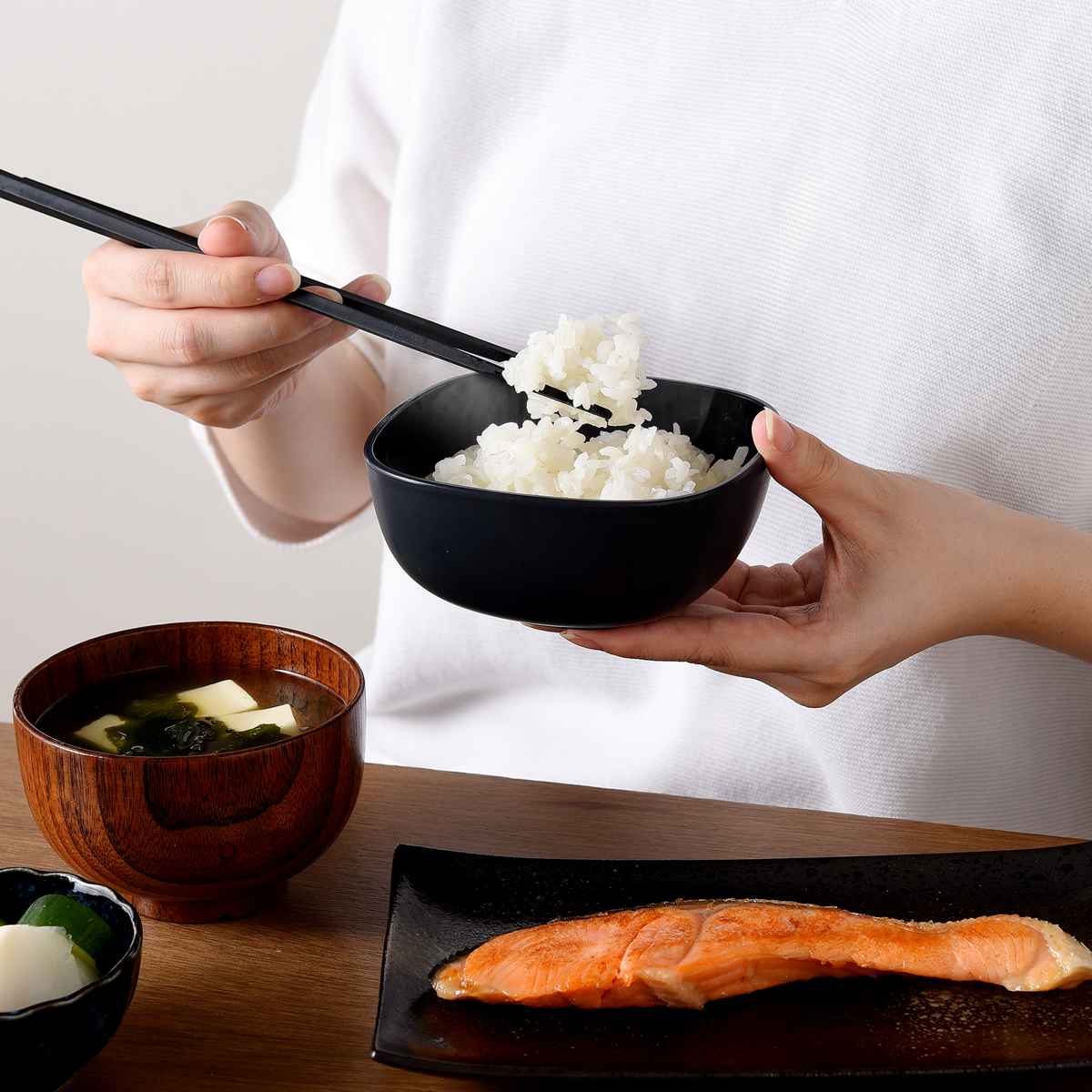 冷凍ご飯容器 ご飯がう米わん 2個組 430ml ( 保存容器 弁当箱 電子レンジ ご飯 米 冷凍保存 食洗機対応 電子レンジ対応 日本製 お茶碗 そのまま使える 冷凍ごはん容器 お米 ごはん 冷凍 容器 小分け 保存 炊き立てごはん 美味しい ) 【ダークグレー】 ダークグレー