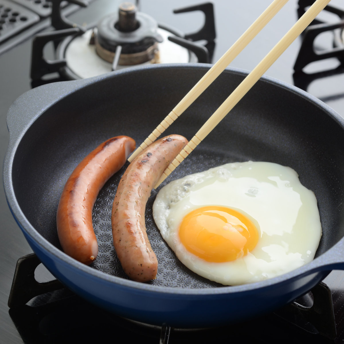 フライパン 20cm ガス火専用 ベルフィーナライト プレミアム 軽量 ( ガス火対応 炒め鍋 コーティング 軽い ふっ素加工 アルミフライパン 20センチ 浅型 いため鍋 アルミ製 エンボス加工 こびりつきにくい フッ素加工 )