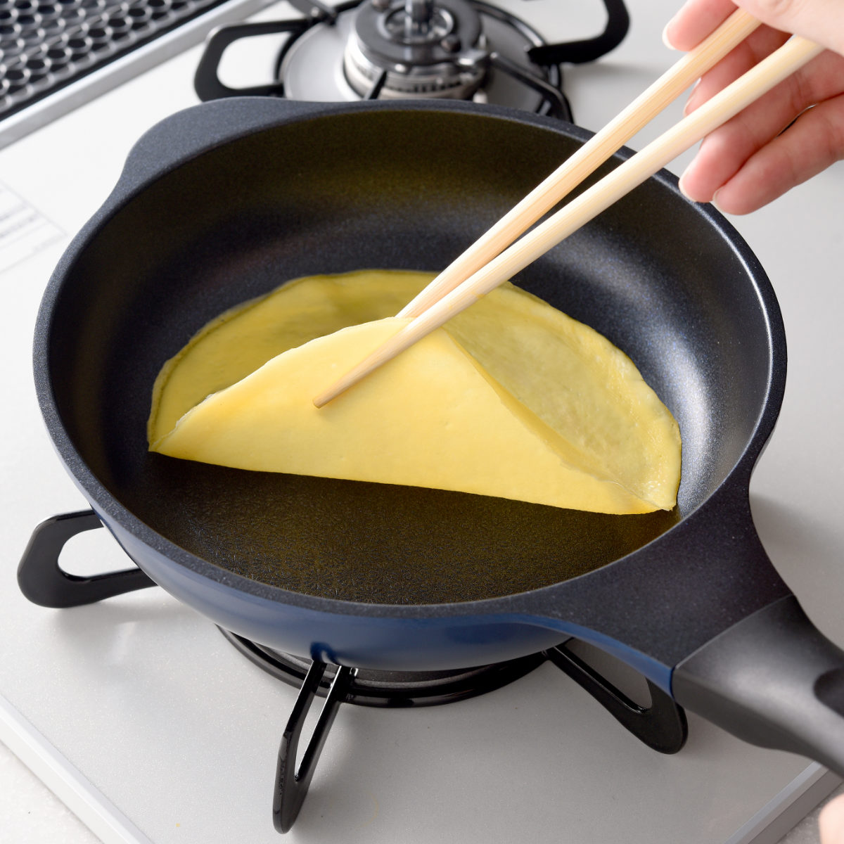 フライパン 20cm ガス火専用 ベルフィーナライト プレミアム 軽量 ( ガス火対応 炒め鍋 コーティング 軽い ふっ素加工 アルミフライパン 20センチ 浅型 いため鍋 アルミ製 エンボス加工 こびりつきにくい フッ素加工 )