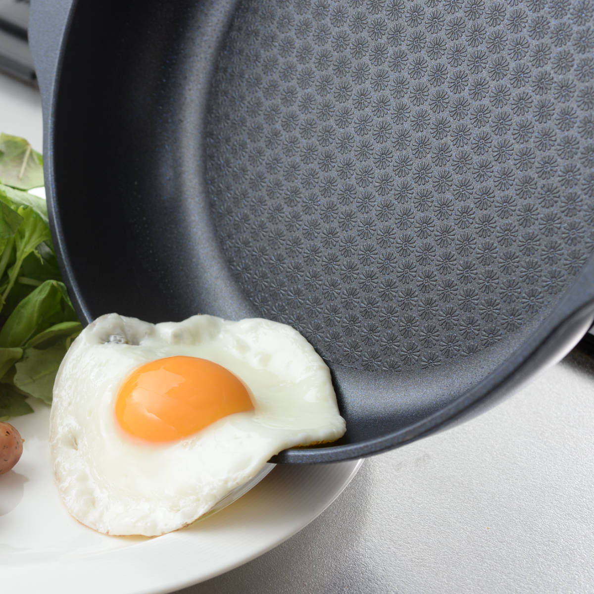 フライパン 24cm ガス火専用 ベルフィーナライト プレミアム 軽量 ( ガス火対応 炒め鍋 コーティング 軽い ふっ素加工 アルミフライパン 24センチ 浅型 いため鍋 アルミ製 エンボス加工 こびりつきにくい フッ素加工 )