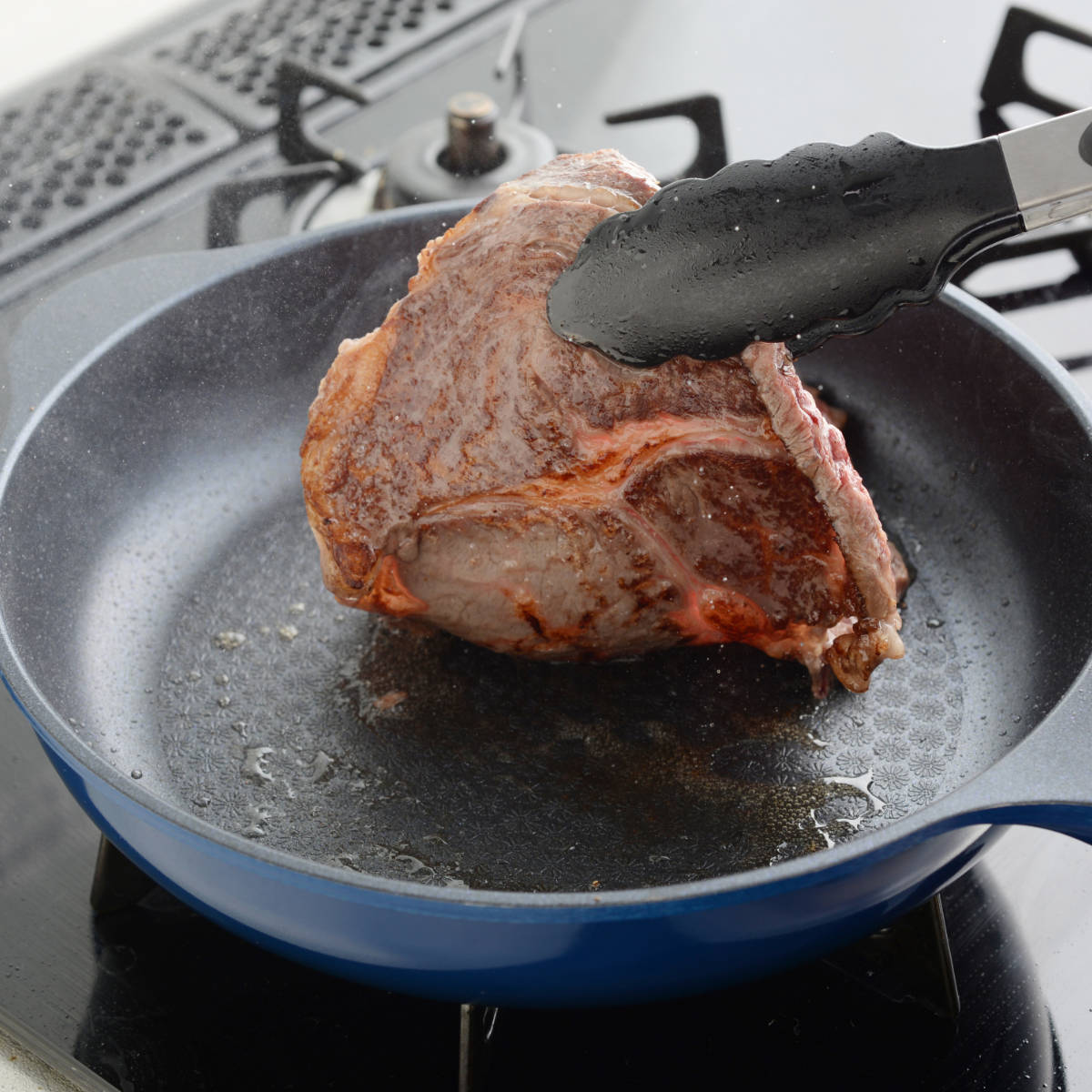 フライパン 24cm ガス火専用 ベルフィーナライト プレミアム 軽量 ( ガス火対応 炒め鍋 コーティング 軽い ふっ素加工 アルミフライパン 24センチ 浅型 いため鍋 アルミ製 エンボス加工 こびりつきにくい フッ素加工 )