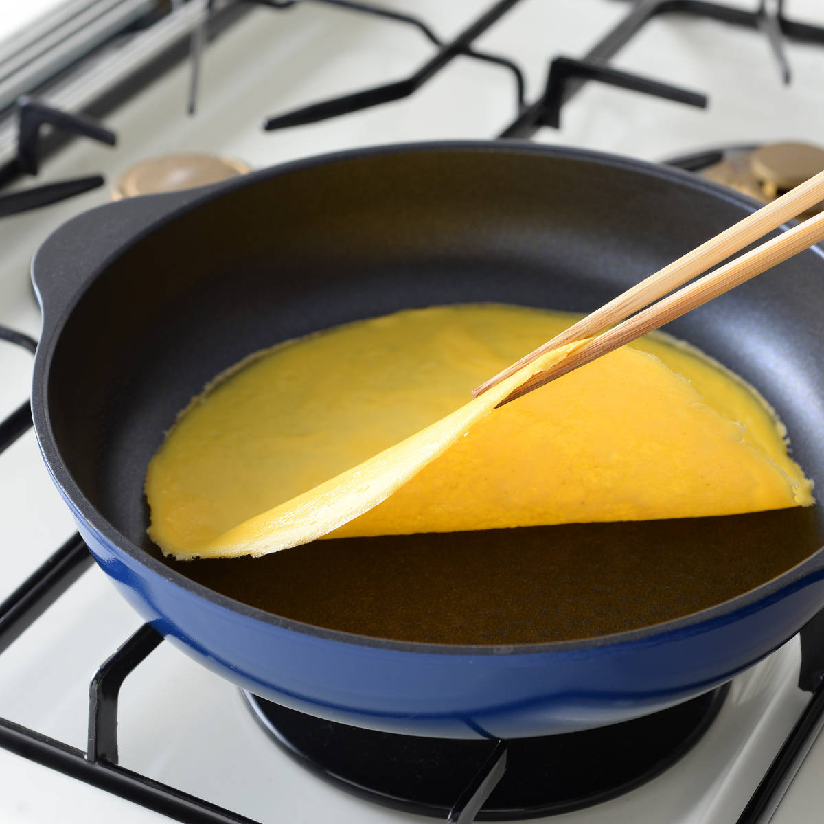 フライパン 24cm ガス火専用 ベルフィーナライト プレミアム 軽量 ( ガス火対応 炒め鍋 コーティング 軽い ふっ素加工 アルミフライパン 24センチ 浅型 いため鍋 アルミ製 エンボス加工 こびりつきにくい フッ素加工 )