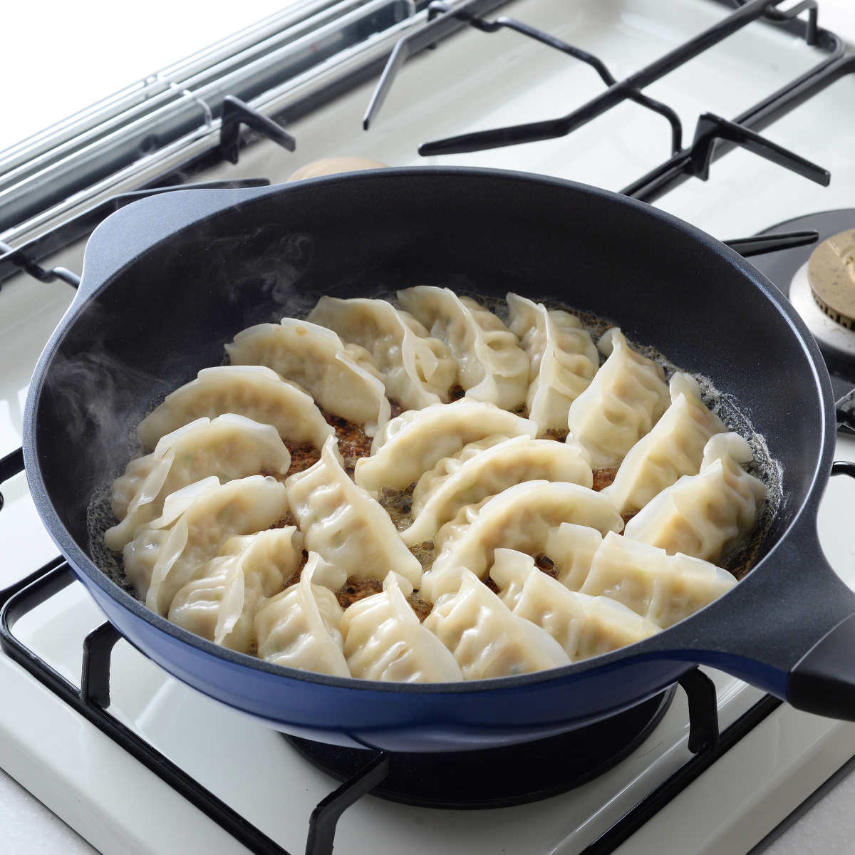 フライパン 26cm ガス火専用 ベルフィーナライト プレミアム 軽量 ( ガス火対応 炒め鍋 コーティング 軽い ふっ素加工 アルミフライパン 26センチ 浅型 いため鍋 アルミ製 エンボス加工 こびりつきにくい フッ素加工 )