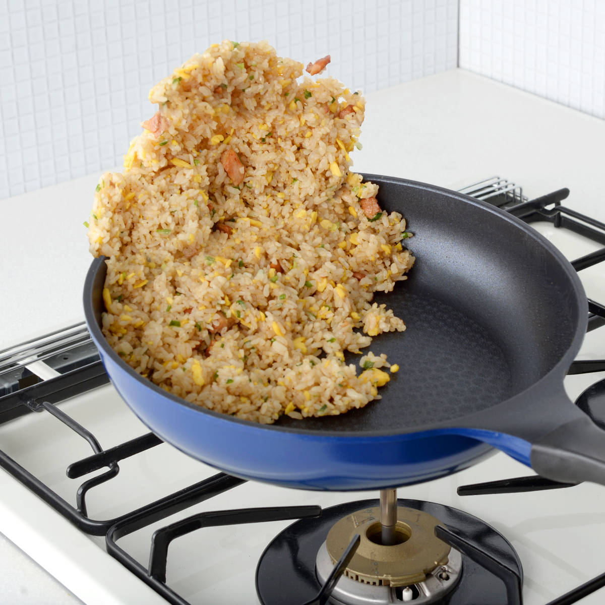 フライパン 26cm ガス火専用 ベルフィーナライト プレミアム 軽量 ( ガス火対応 炒め鍋 コーティング 軽い ふっ素加工 アルミフライパン 26センチ 浅型 いため鍋 アルミ製 エンボス加工 こびりつきにくい フッ素加工 )