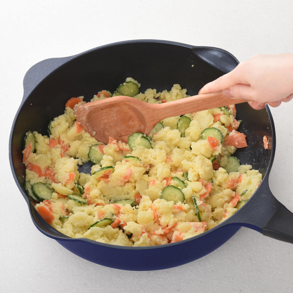 フライパン 28cm ガス火専用 ベルフィーナライト プレミアム マルチパン 軽量 ( ガス火対応 炒め鍋 深型フライパン コーティング 軽い ふっ素加工 アルミフライパン 28センチ いため鍋 アルミ製 エンボス加工 こびりつきにくい )