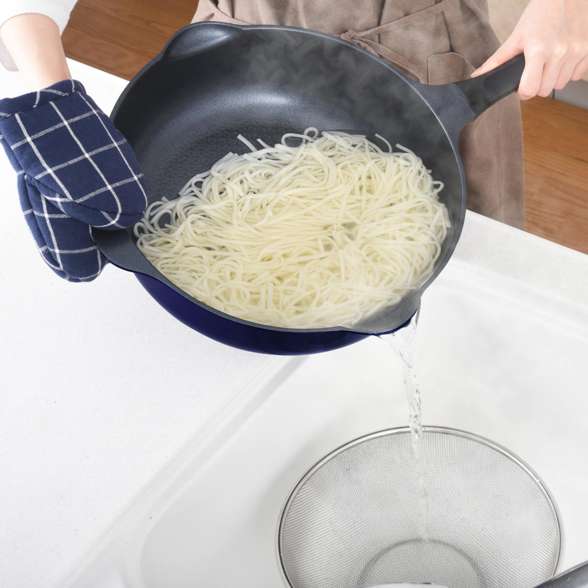 フライパン 28cm ガス火専用 ベルフィーナライト プレミアム マルチパン 軽量 ( ガス火対応 炒め鍋 深型フライパン コーティング 軽い ふっ素加工 アルミフライパン 28センチ いため鍋 アルミ製 エンボス加工 こびりつきにくい )