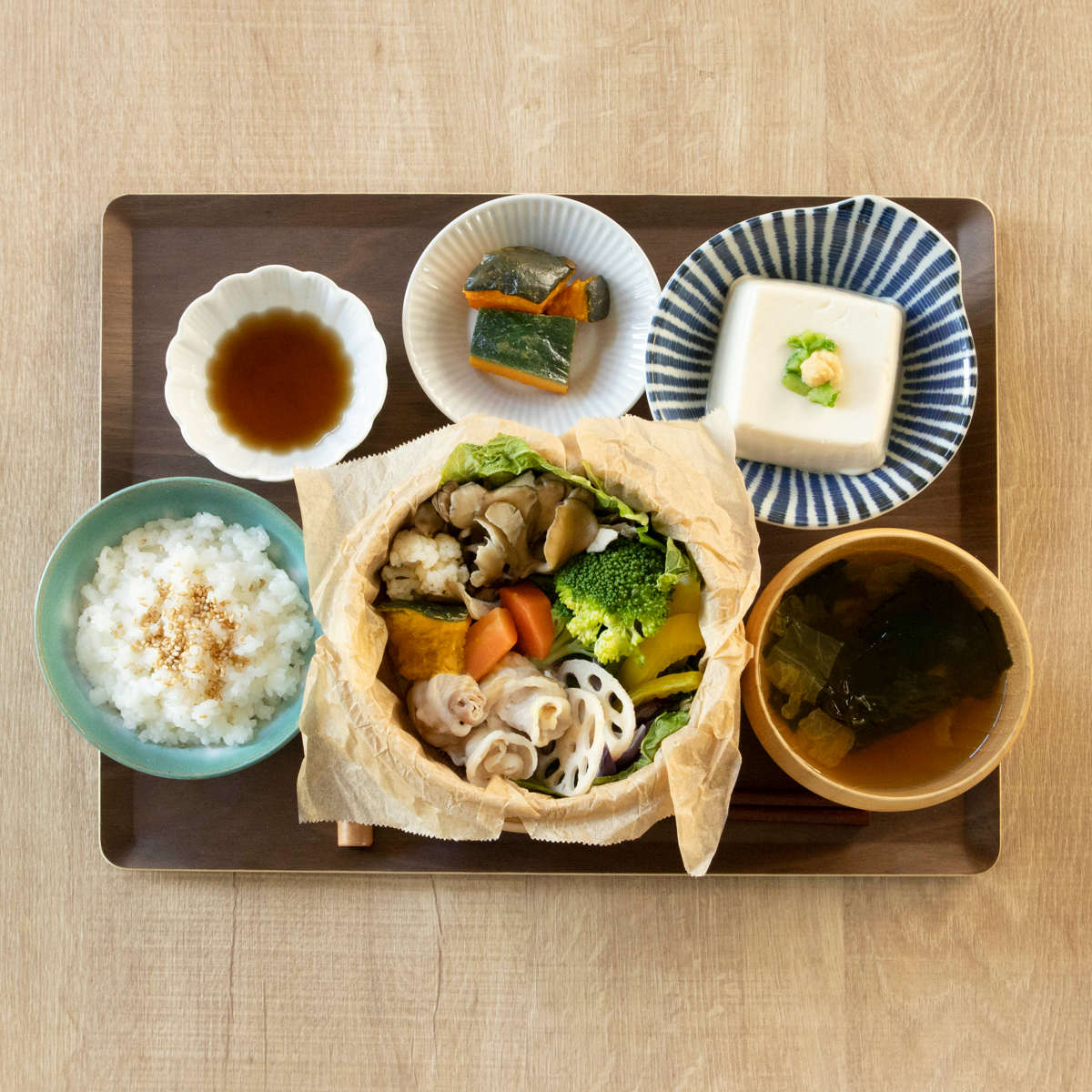 トレー 木製トレー ノンスリップ M 36×28cm ( キッチントレー キッチン トレイ キッチントレイ 木製 天然木 お盆 おしゃれ 北欧 北欧風 シンプル ナチュラル 配膳 滑りにくい ランチトレー ) 【ナチュラル】 ナチュラル