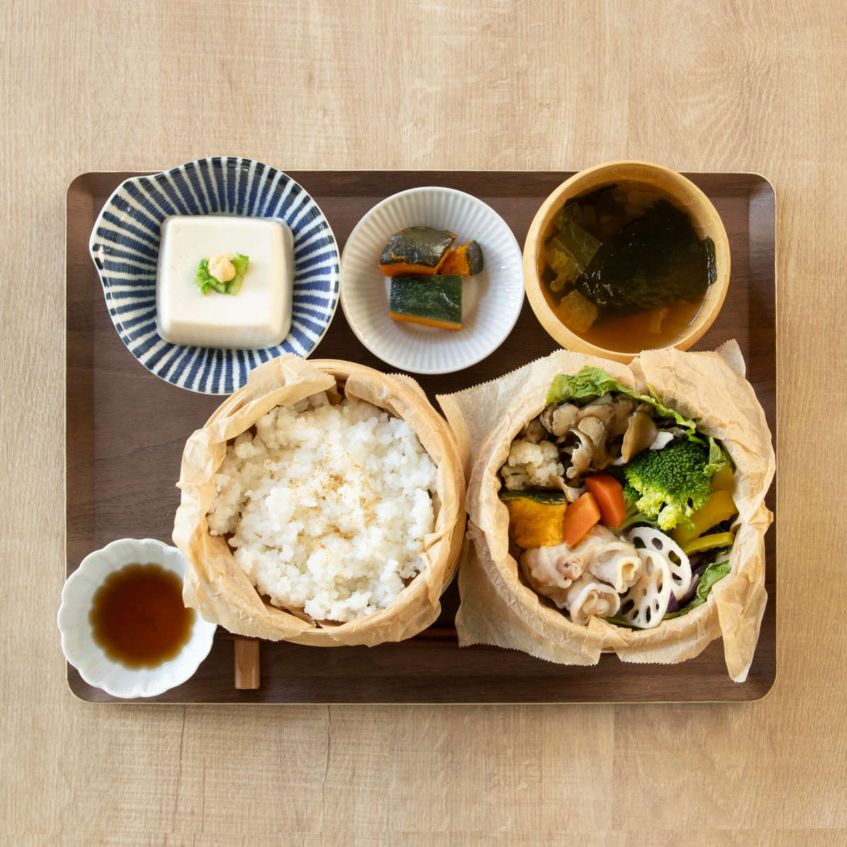 トレー 木製トレー ノンスリップ L 40×30cm 同色5枚セット ( キッチントレー キッチン トレイ キッチントレイ 木製 天然木 お盆 おしゃれ 北欧 北欧風 シンプル ナチュラル 配膳 滑りにくい ランチトレー ) 【ナチュラル】 ナチュラル