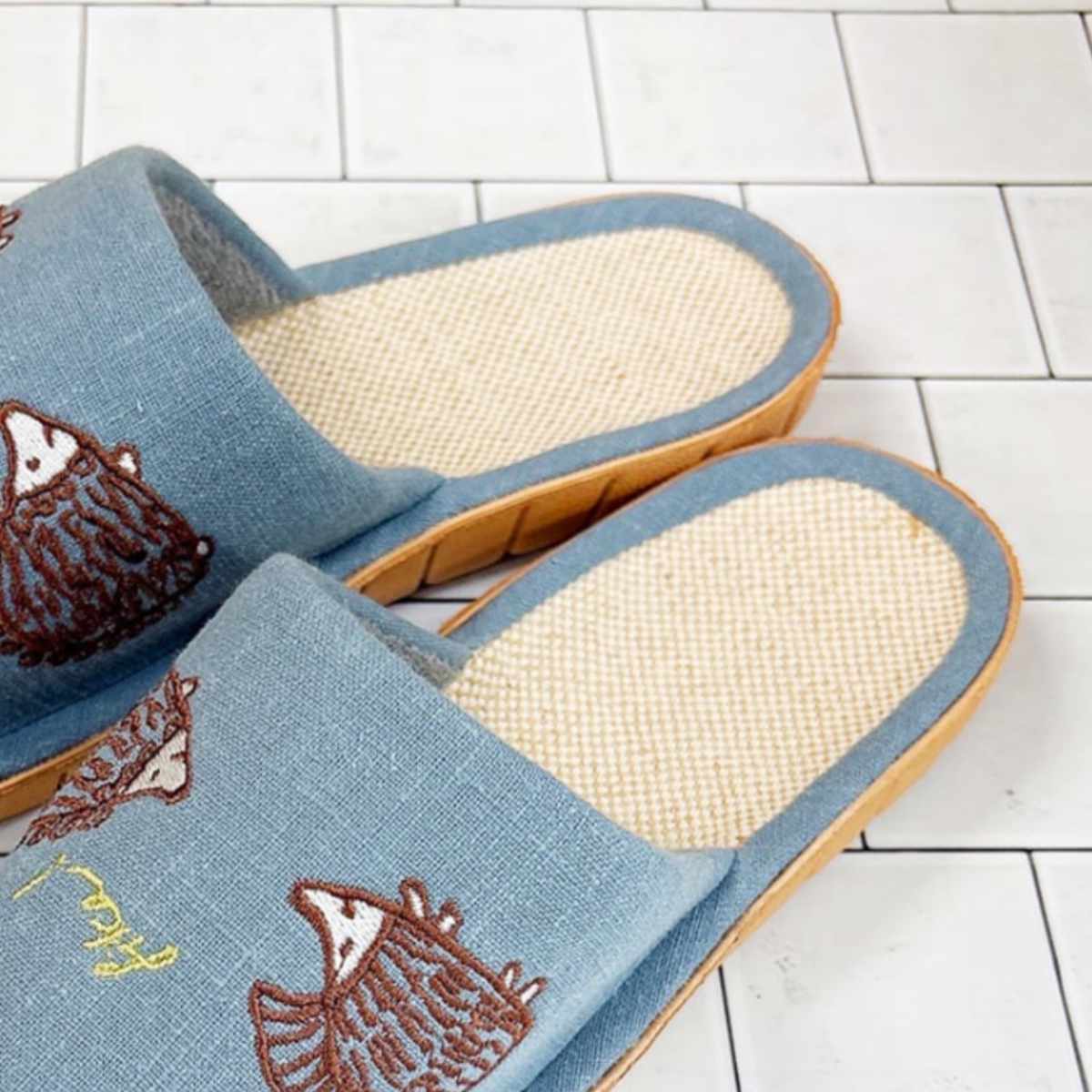 スリッパ リサ・ラーソン はりねずみルームサンダル L 約23.5~24.5cm ( 室内 レディース 夏用 リサラーソン ハリネズミ 雑貨 前開き 麻 綿 EVA ルームスリッパ トイレ インテリア雑貨 自宅 室内用 静音 北欧 )