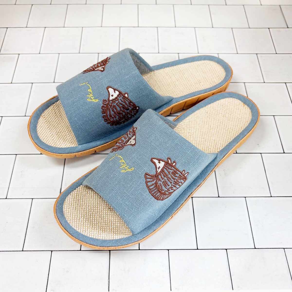 スリッパ リサ・ラーソン はりねずみルームサンダル L 約23.5~24.5cm ( 室内 レディース 夏用 リサラーソン ハリネズミ 雑貨 前開き 麻 綿 EVA ルームスリッパ トイレ インテリア雑貨 自宅 室内用 静音 北欧 )