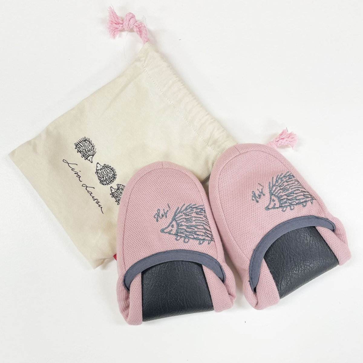 携帯スリッパ リサ・ラーソン はりねずみ携帯スリッパ 約22.0~23.0cm ( 洗える 室内 レディース リサラーソン ハリネズミ 雑貨 持ち運び かかとあり ルームスリッパ 携帯用 インテリア雑貨 自宅 室内用 静音 北欧 巾着付き ) 【ピンク】 ピンク