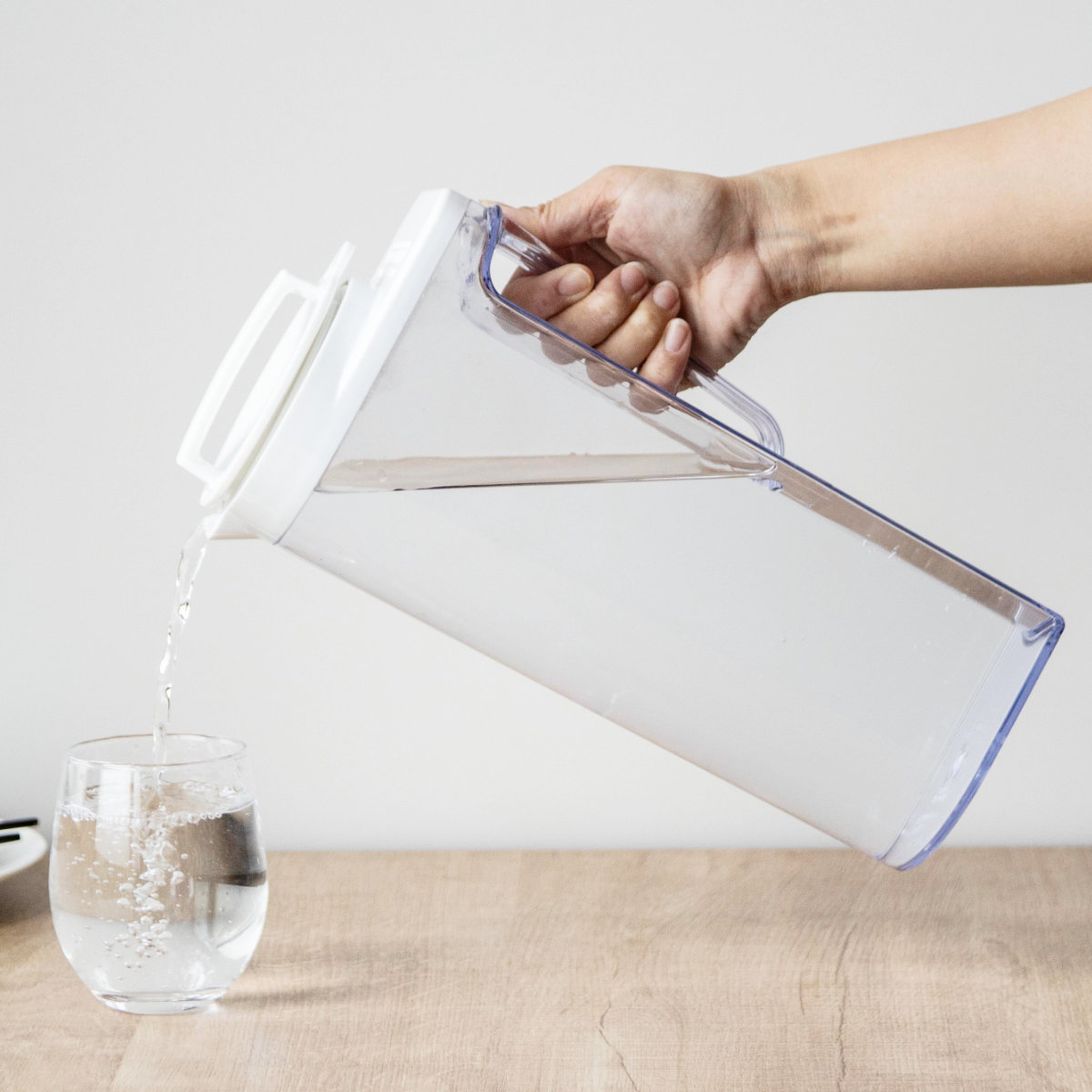 冷水筒 2.2L ドリンクビオ ホワイト ( 麦茶ポット ピッチャー 横置き 大容量 日本製 横置きOK 熱湯OK 耐熱 ポット 冷茶 麦茶 洗いやすい 野菜室 タテヨコ置ける スリム 水差し お茶ポット )