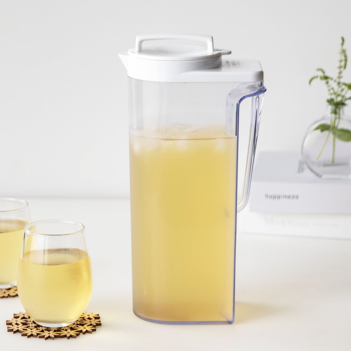 冷水筒 2.2L ドリンクビオ ホワイト ( 麦茶ポット ピッチャー 横置き 大容量 日本製 横置きOK 熱湯OK 耐熱 ポット 冷茶 麦茶 洗いやすい 野菜室 タテヨコ置ける スリム 水差し お茶ポット )