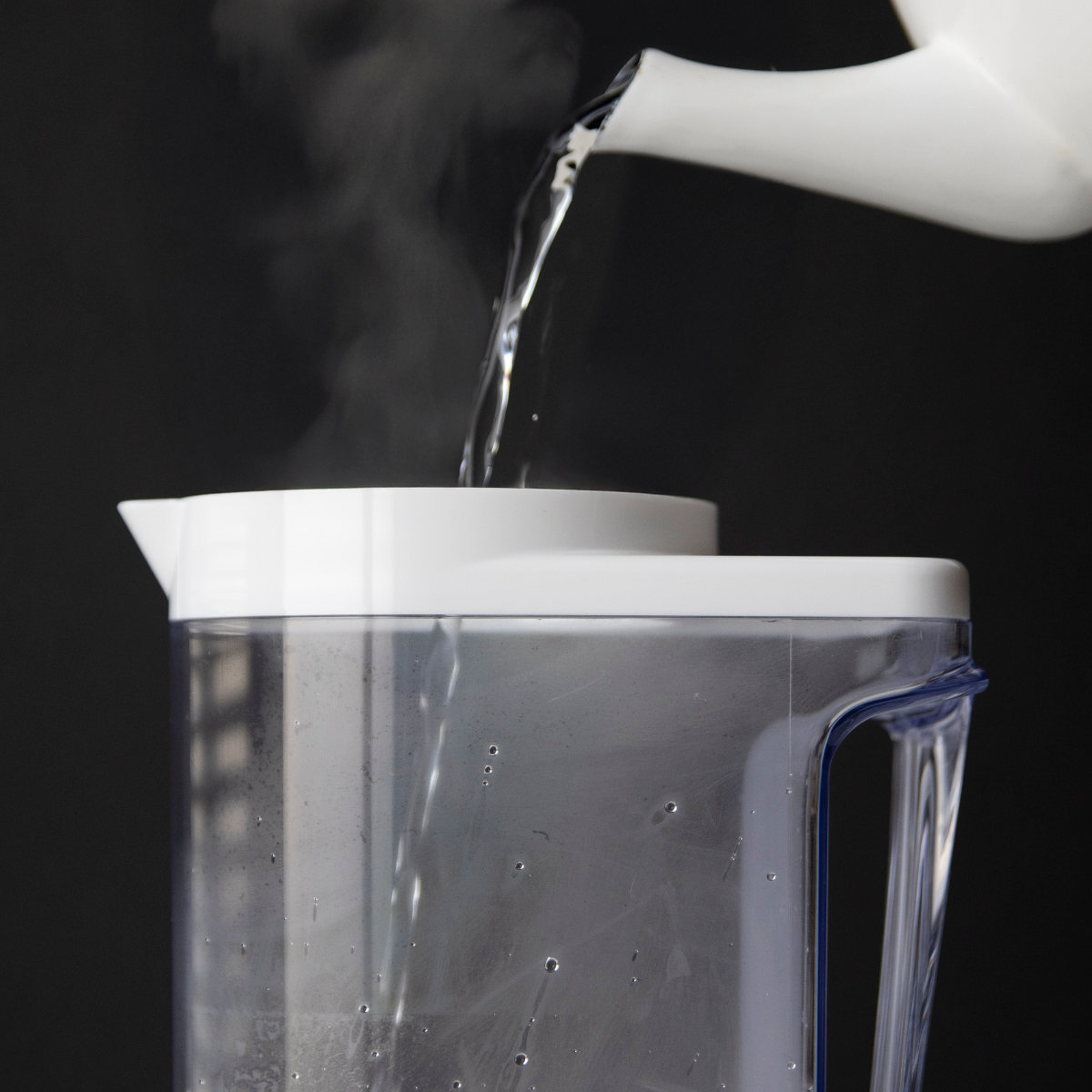 冷水筒 2.2L ドリンクビオ ホワイト ( 麦茶ポット ピッチャー 横置き 大容量 日本製 横置きOK 熱湯OK 耐熱 ポット 冷茶 麦茶 洗いやすい 野菜室 タテヨコ置ける スリム 水差し お茶ポット )