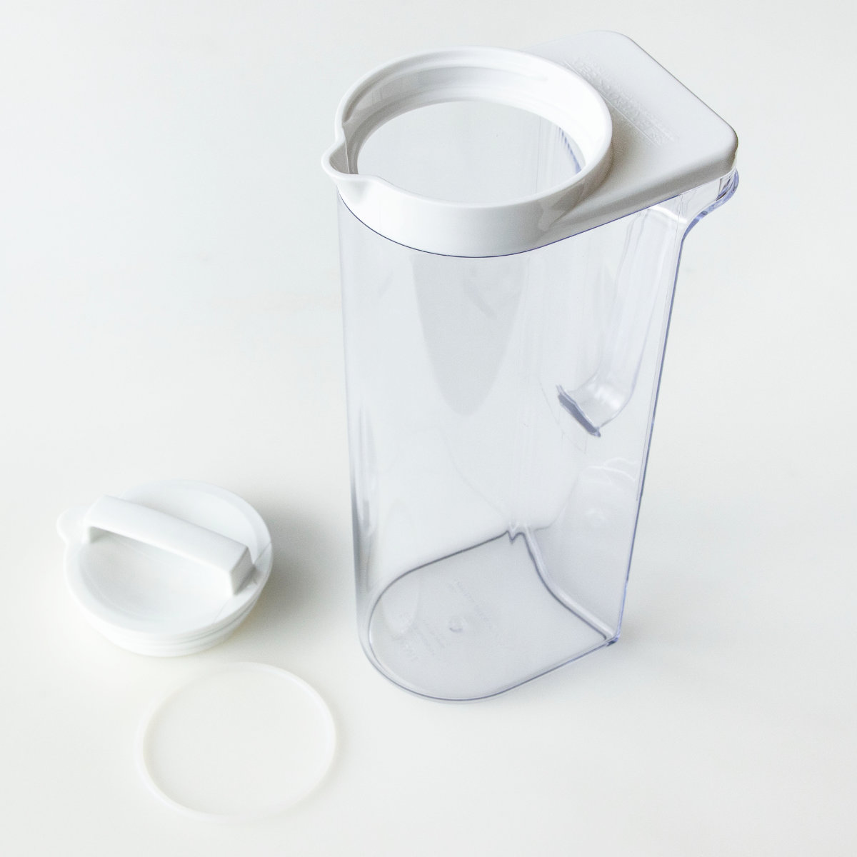 冷水筒 2.2L ドリンクビオ ホワイト ( 麦茶ポット ピッチャー 横置き 大容量 日本製 横置きOK 熱湯OK 耐熱 ポット 冷茶 麦茶 洗いやすい 野菜室 タテヨコ置ける スリム 水差し お茶ポット )