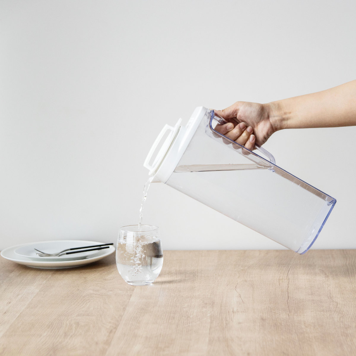 冷水筒 2.2L ドリンクビオ ホワイト ( 麦茶ポット ピッチャー 横置き 大容量 日本製 横置きOK 熱湯OK 耐熱 ポット 冷茶 麦茶 洗いやすい 野菜室 タテヨコ置ける スリム 水差し お茶ポット )