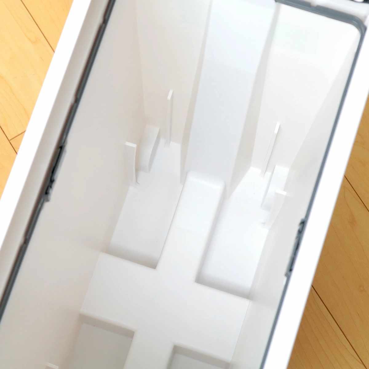 ゴミ箱 30L 同色2個セット エバン 両開きペダルペール ( ごみ箱 30リットル ダストボックス 両開き 棚下 スリム キッチン 分別 ふた付き おしゃれ カップボード カウンター下 バタフライ ホワイト ブラック ) 【ホワイト】 ホワイト