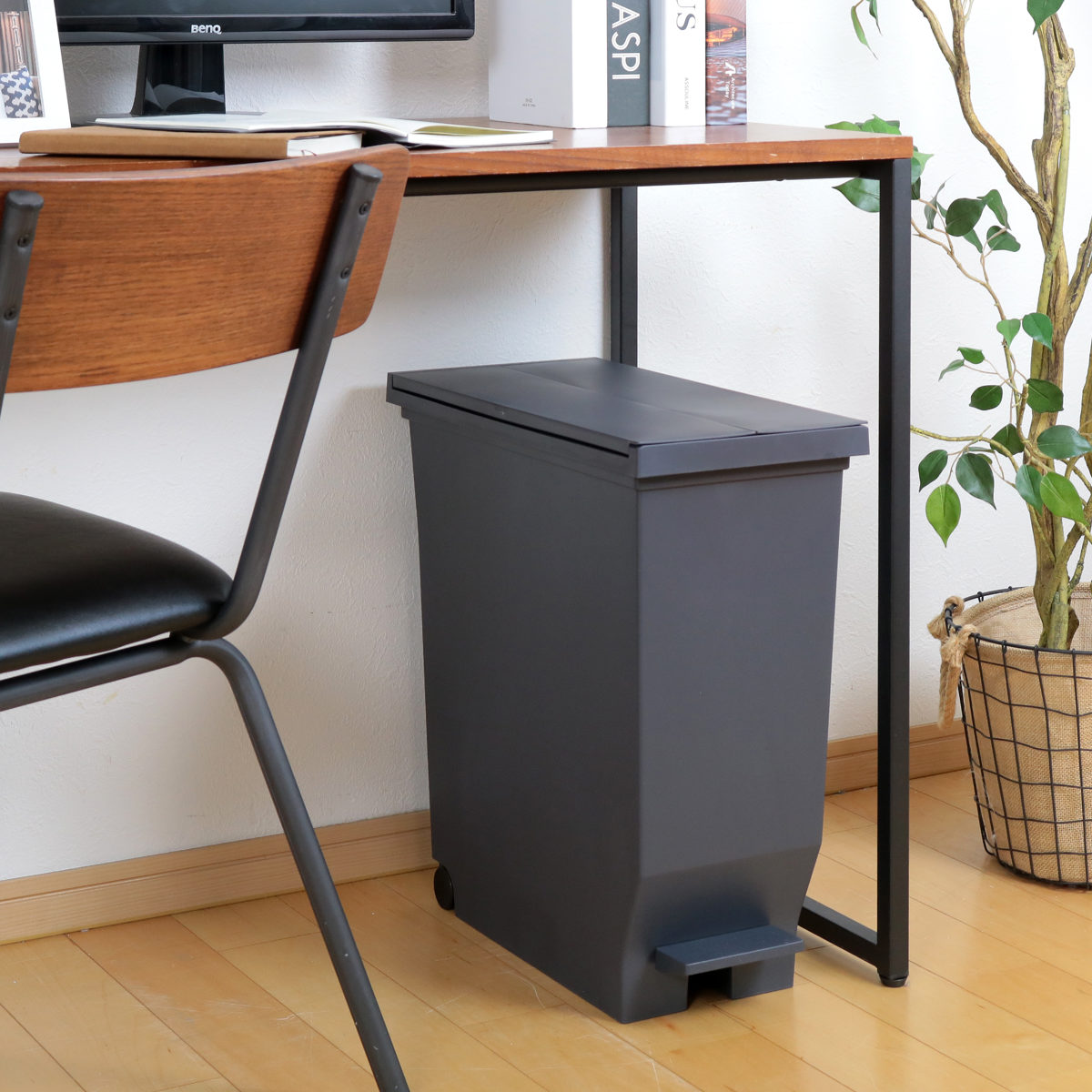 ゴミ箱 30L 同色2個セット エバン 両開きペダルペール ( ごみ箱 30リットル ダストボックス 両開き 棚下 スリム キッチン 分別 ふた付き おしゃれ カップボード カウンター下 バタフライ ホワイト ブラック ) 【ホワイト】 ホワイト