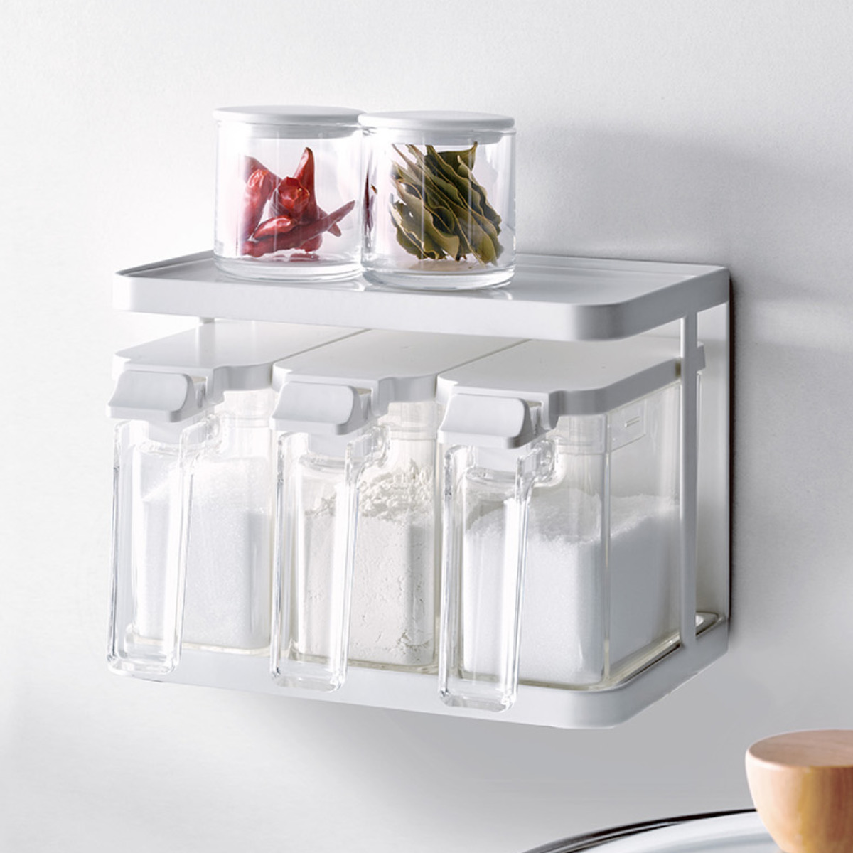 調味料ポット 450ml 3点セット マグネットラック付き フォルマ S ( 調味料入れ セット ラック 保存容器 キャニスター 密閉 3個組 ケース付き ワンタッチ 片手 ロック プラスチック スプーン付き 調味料スタンド 浮かせる収納 )