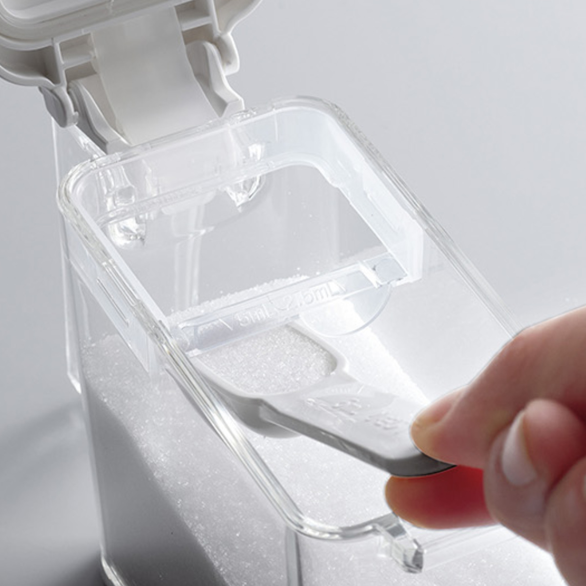 調味料ポット 450ml 3点セット マグネットラック付き フォルマ S ( 調味料入れ セット ラック 保存容器 キャニスター 密閉 3個組 ケース付き ワンタッチ 片手 ロック プラスチック スプーン付き 調味料スタンド 浮かせる収納 )