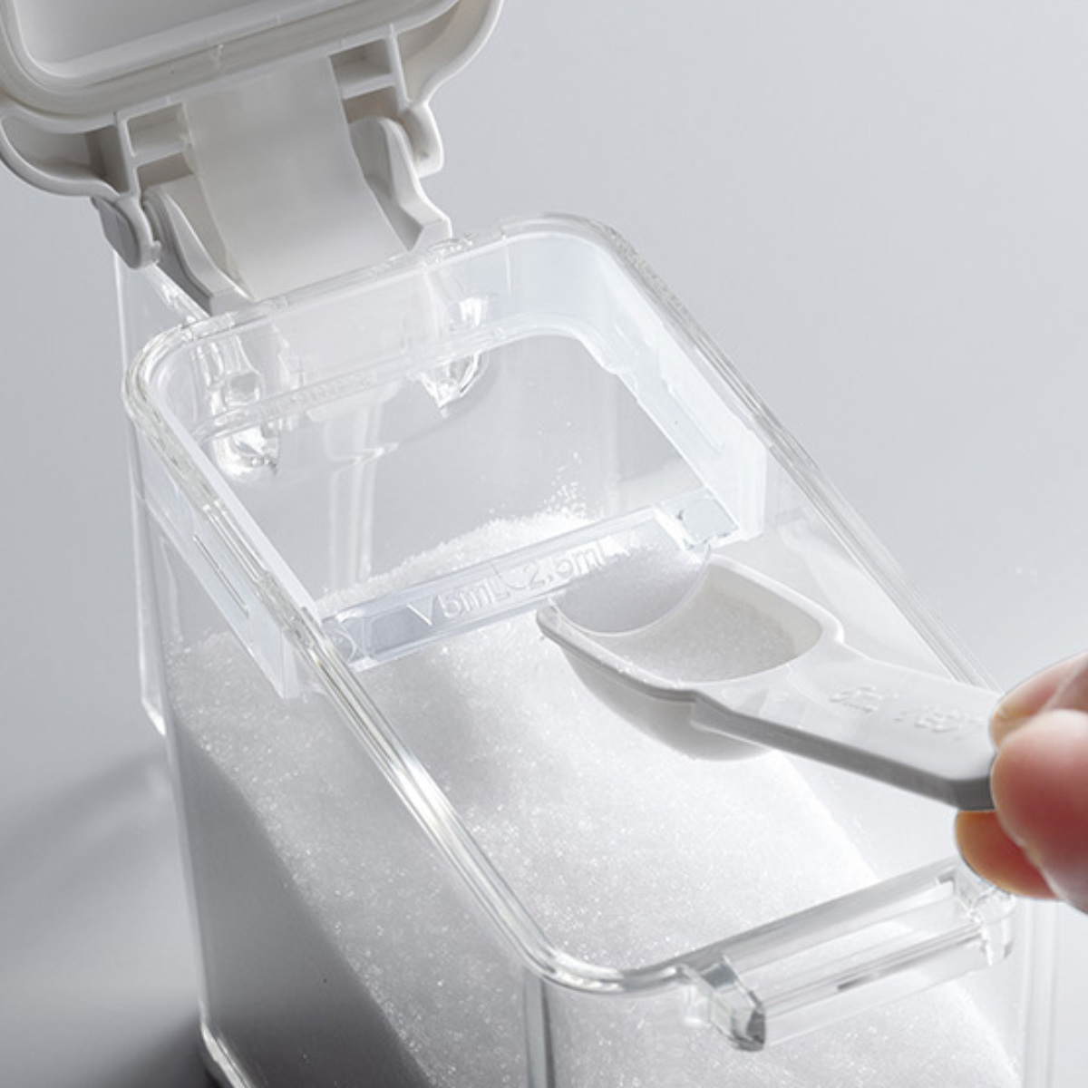 調味料ポット 450ml 3点セット マグネットラック付き フォルマ S ( 調味料入れ セット ラック 保存容器 キャニスター 密閉 3個組 ケース付き ワンタッチ 片手 ロック プラスチック スプーン付き 調味料スタンド 浮かせる収納 )