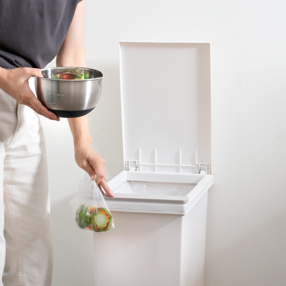 ゴミ箱 45L エバン プッシュペールホワイト プッシュ式 キャスター付き ( ごみ箱 45リットル ワンタッチ ふた付き 縦型 スリム キッチン シンプル EBAN 袋止め付き 袋が見えにくい ダストボックス )