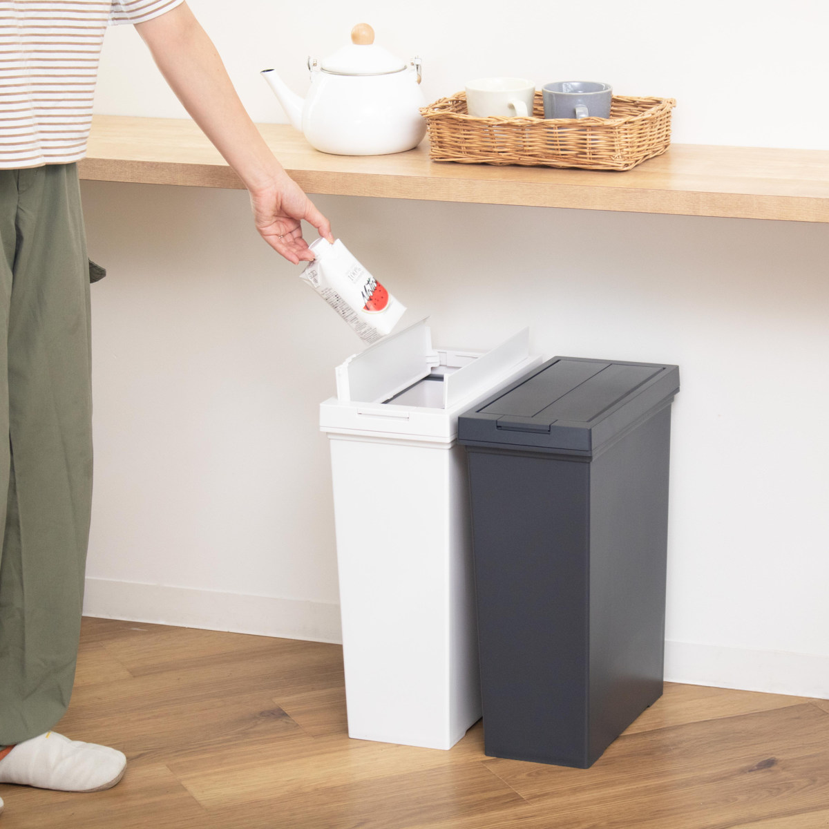 ゴミ箱 20L 棚下で使える 両開き プッシュダスト 袋止め付き ( ごみ箱 20リットル 棚下 手で開ける ふた付き 便利 シンプル 日本製 袋が見えにくい スリム キッチン ダストボックス 角型 ) 【ブラック】 ブラック