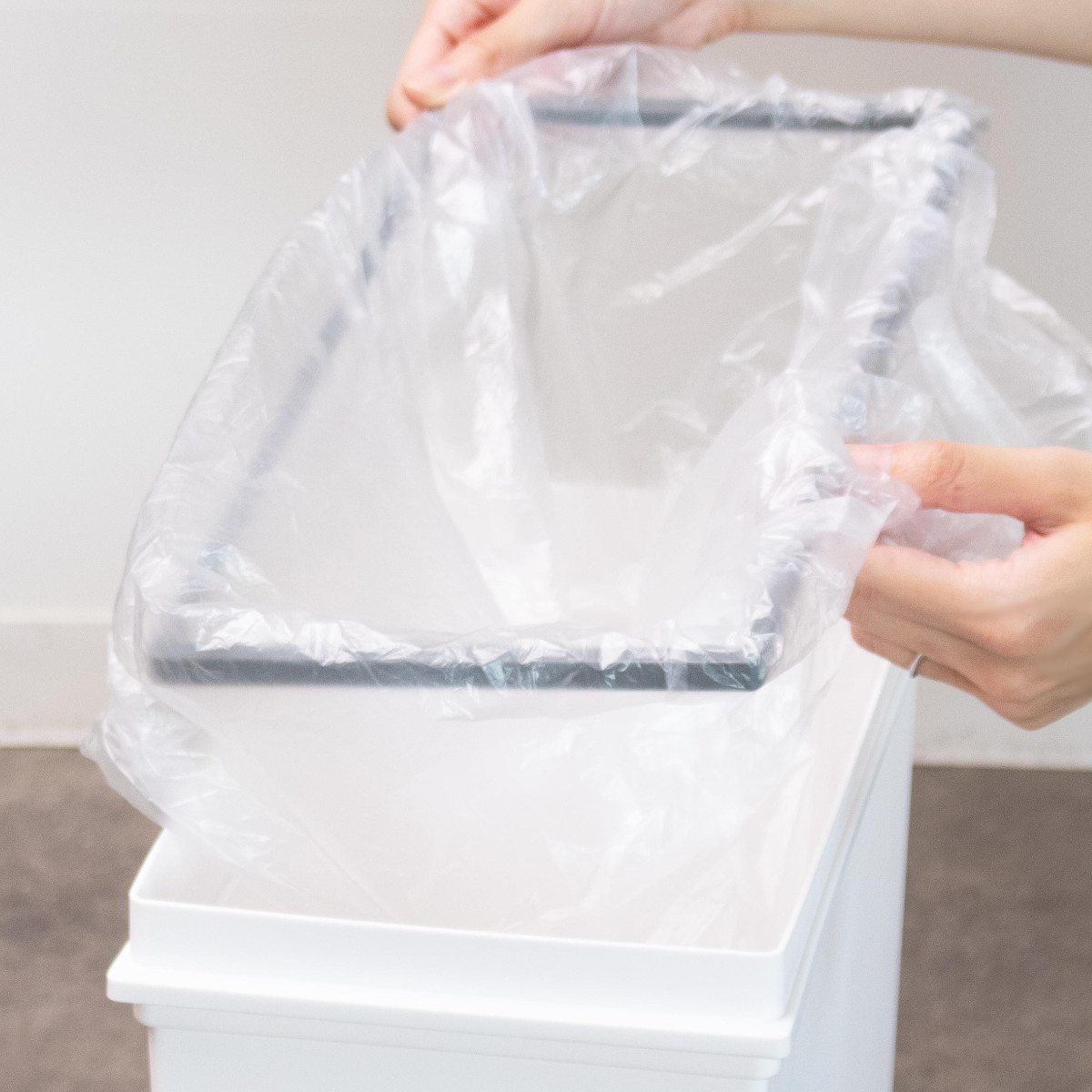 ゴミ箱 20L 棚下で使える 両開き プッシュダスト 袋止め付き ( ごみ箱 20リットル 棚下 手で開ける ふた付き 便利 シンプル 日本製 袋が見えにくい スリム キッチン ダストボックス 角型 ) 【ブラック】 ブラック