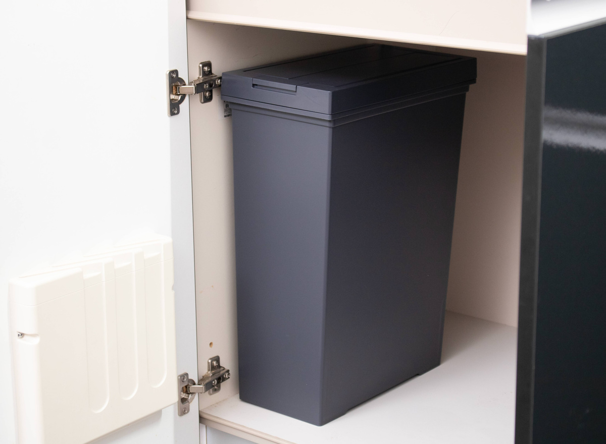 ゴミ箱 20L 棚下で使える 両開き プッシュダスト 袋止め付き ( ごみ箱 20リットル 棚下 手で開ける ふた付き 便利 シンプル 日本製 袋が見えにくい スリム キッチン ダストボックス 角型 ) 【ブラック】 ブラック