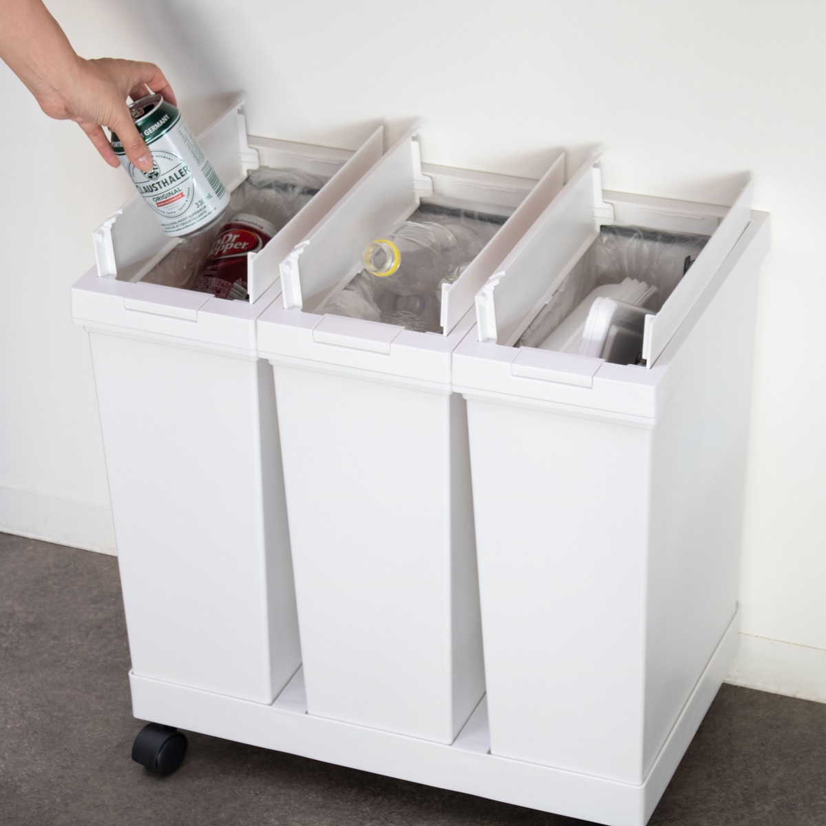 ゴミ箱 20L×3個 棚下で使える 両開き 3分別ワゴン プッシュダスト 袋止め付き ( ごみ箱 20リットル 3個 棚下 手で開ける ふた付き 便利 シンプル 日本製 袋が見えにくい スリム キッチン ダストボックス 角型 ) 【ホワイト】 ホワイト