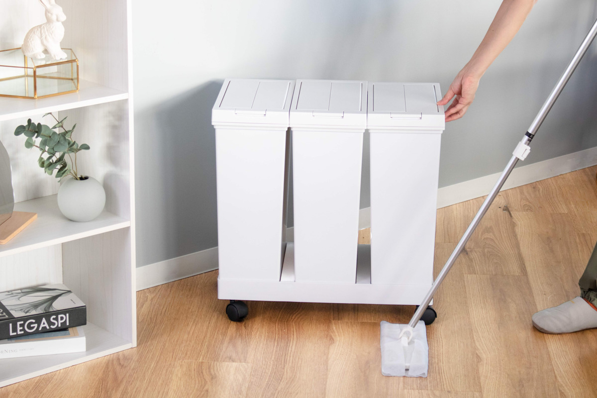 ゴミ箱 20L×3個 棚下で使える 両開き 3分別ワゴン プッシュダスト 袋止め付き ( ごみ箱 20リットル 3個 棚下 手で開ける ふた付き 便利 シンプル 日本製 袋が見えにくい スリム キッチン ダストボックス 角型 ) 【ホワイト】 ホワイト