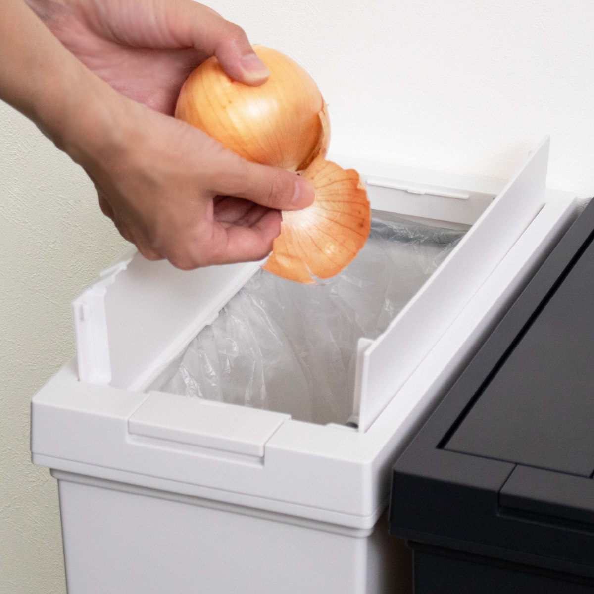 ゴミ箱 20L×3個 棚下で使える 両開き 3分別ワゴン プッシュダスト 袋止め付き ( ごみ箱 20リットル 3個 棚下 手で開ける ふた付き 便利 シンプル 日本製 袋が見えにくい スリム キッチン ダストボックス 角型 ) 【ホワイト】 ホワイト