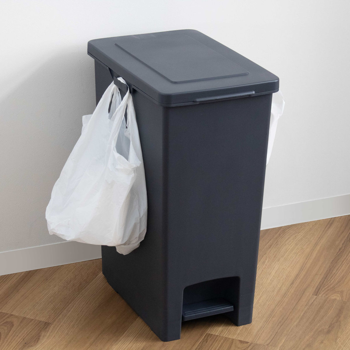 ゴミ箱 45L エバンペダルペール ペダル式 ( 45リットル スリム キッチン 分別 ごみ箱 ダストボックス ペダル シンプル 3分別 蓋つき 足踏み 縦型 プラスチック フタ付き 蓋付き 袋 見えない ペール おしゃれ 分別ゴミ箱 角型 ) 【ホワイト】 ホワイト