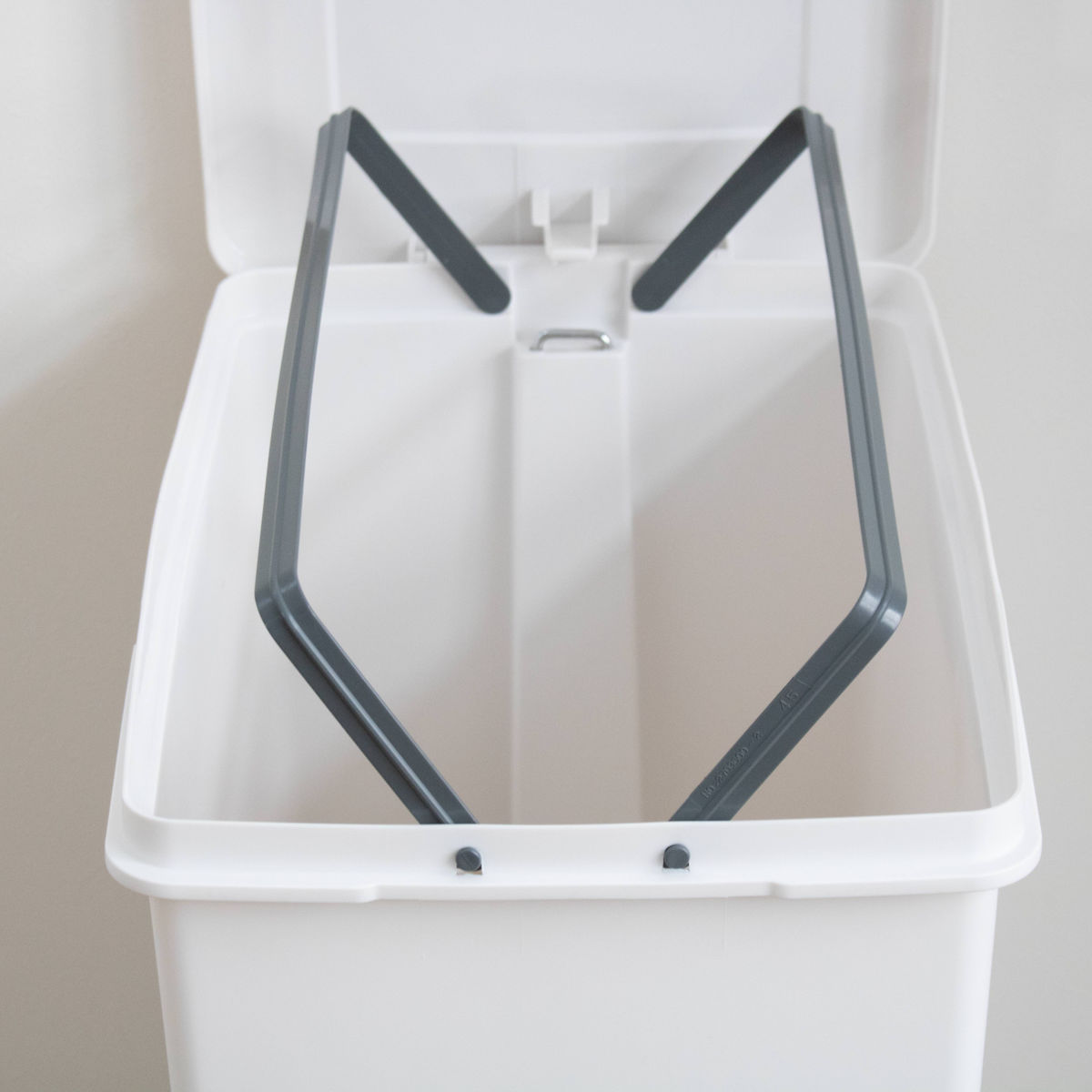 ゴミ箱 45L エバンペダルペール ペダル式 ( 45リットル スリム キッチン 分別 ごみ箱 ダストボックス ペダル シンプル 3分別 蓋つき 足踏み 縦型 プラスチック フタ付き 蓋付き 袋 見えない ペール おしゃれ 分別ゴミ箱 角型 ) 【ホワイト】 ホワイト