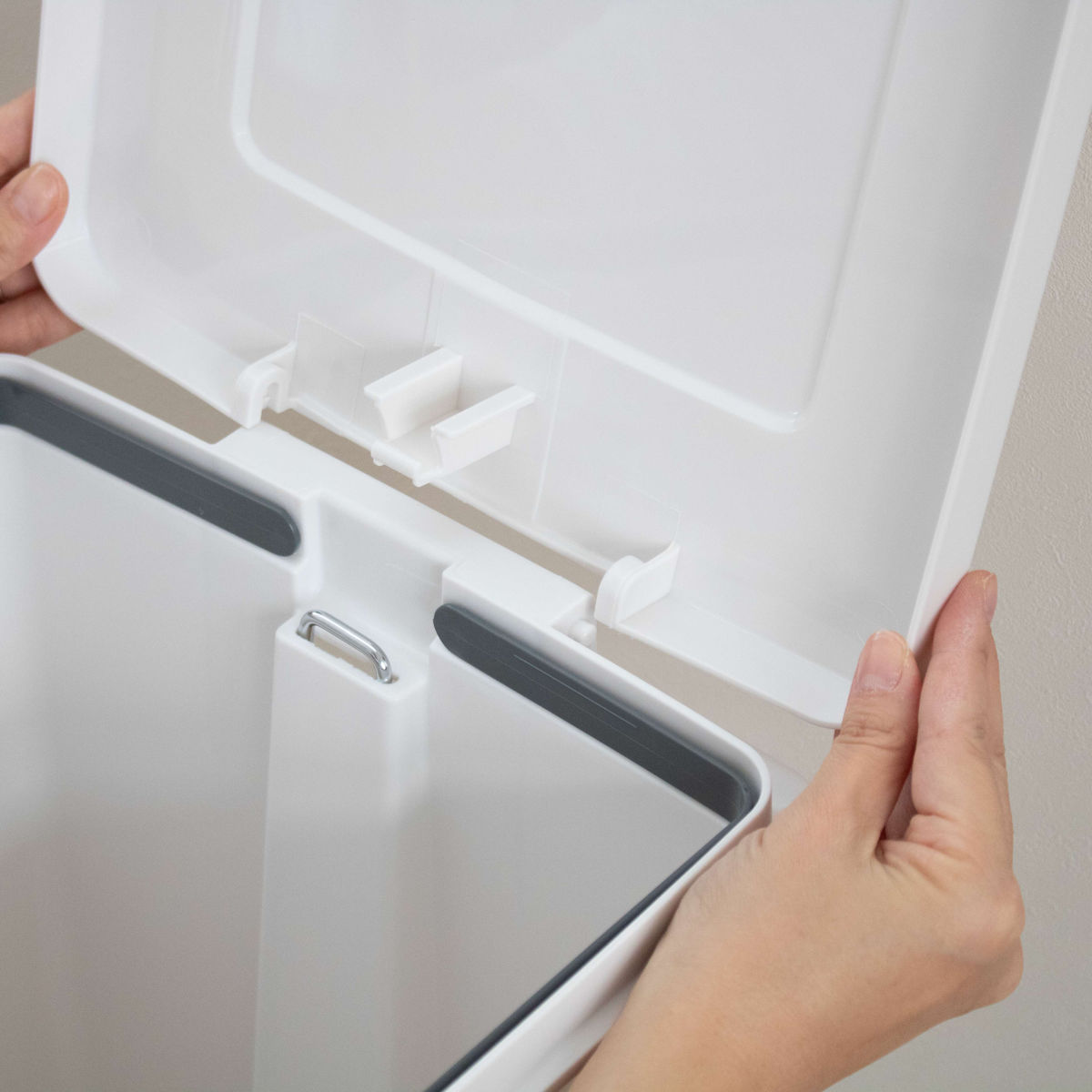 ゴミ箱 45L エバンペダルペール ペダル式 ( 45リットル スリム キッチン 分別 ごみ箱 ダストボックス ペダル シンプル 3分別 蓋つき 足踏み 縦型 プラスチック フタ付き 蓋付き 袋 見えない ペール おしゃれ 分別ゴミ箱 角型 ) 【ホワイト】 ホワイト