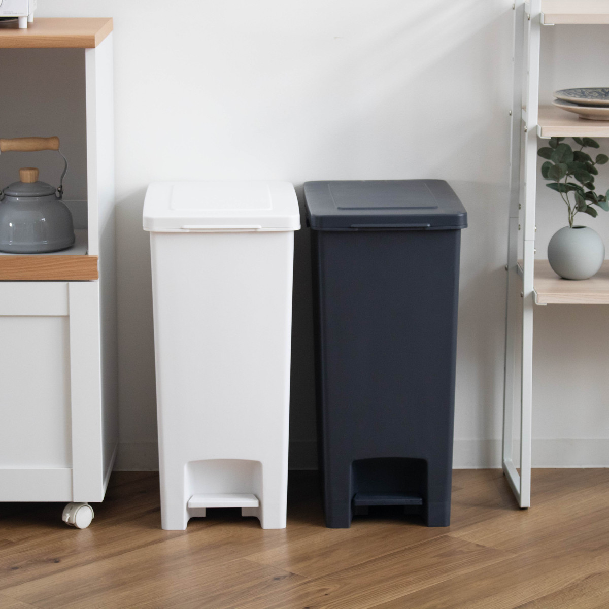 ゴミ箱 45L エバンペダルペール ペダル式 ( 45リットル スリム キッチン 分別 ごみ箱 ダストボックス ペダル シンプル 3分別 蓋つき 足踏み 縦型 プラスチック フタ付き 蓋付き 袋 見えない ペール おしゃれ 分別ゴミ箱 角型 ) 【ホワイト】 ホワイト