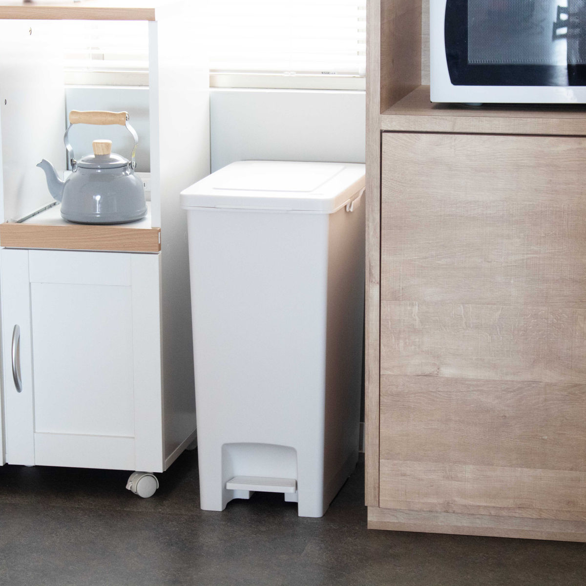 ゴミ箱 45L エバンペダルペール ペダル式 ( 45リットル スリム キッチン 分別 ごみ箱 ダストボックス ペダル シンプル 3分別 蓋つき 足踏み 縦型 プラスチック フタ付き 蓋付き 袋 見えない ペール おしゃれ 分別ゴミ箱 角型 ) 【ホワイト】 ホワイト