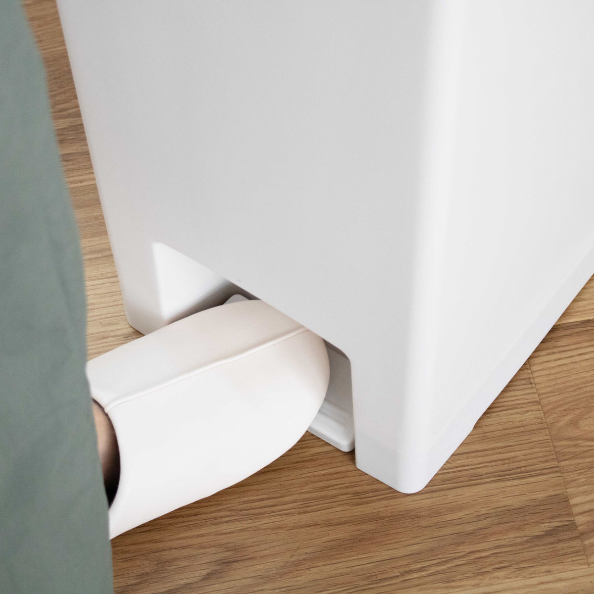 ゴミ箱 45L エバンペダルペール ペダル式 ( 45リットル スリム キッチン 分別 ごみ箱 ダストボックス ペダル シンプル 3分別 蓋つき 足踏み 縦型 プラスチック フタ付き 蓋付き 袋 見えない ペール おしゃれ 分別ゴミ箱 角型 ) 【ホワイト】 ホワイト