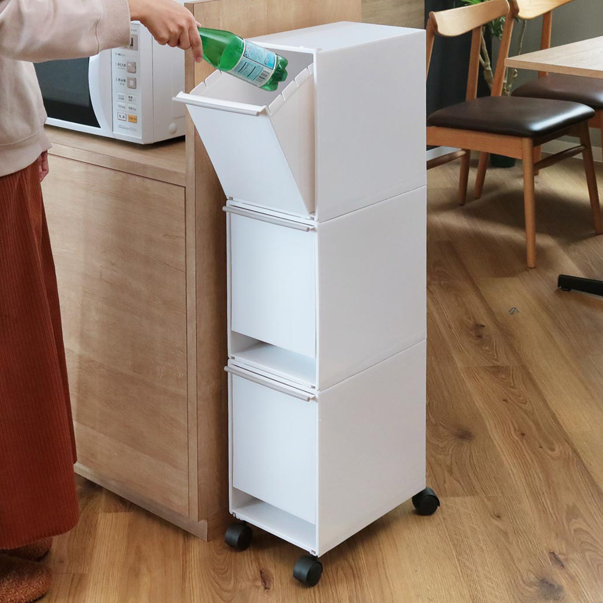 ゴミ箱 37.5L 3段 資源ゴミ分別 キッチン ( ごみ箱 37.5リットル 3分別 フラップ ふた付き 縦型 スリム 幅22.5cm 隙間 収納棚 ストッカー ダストボックス 引き出し フラップ棚 分別ゴミ箱 キャスター付き 収納 ) 【ホワイト】 ホワイト