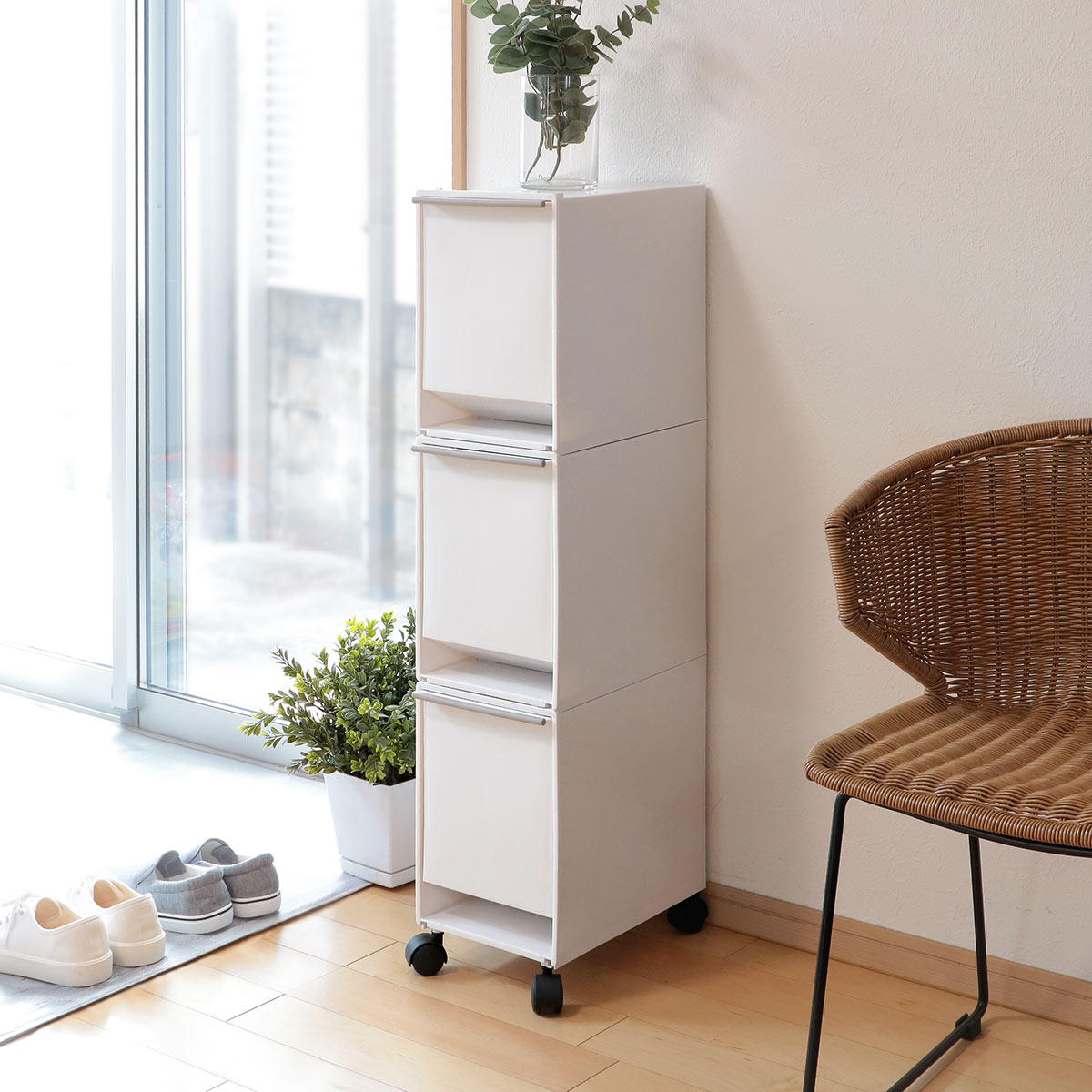 ゴミ箱 37.5L 3段 資源ゴミ分別 キッチン ( ごみ箱 37.5リットル 3分別 フラップ ふた付き 縦型 スリム 幅22.5cm 隙間 収納棚 ストッカー ダストボックス 引き出し フラップ棚 分別ゴミ箱 キャスター付き 収納 ) 【ホワイト】 ホワイト