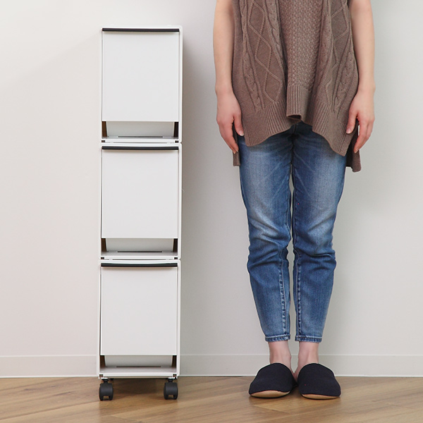 ゴミ箱 37.5L 3段 資源ゴミ分別 キッチン ( ごみ箱 37.5リットル 3分別 フラップ ふた付き 縦型 スリム 幅22.5cm 隙間 収納棚 ストッカー ダストボックス 引き出し フラップ棚 分別ゴミ箱 キャスター付き 収納 ) 【ホワイト】 ホワイト