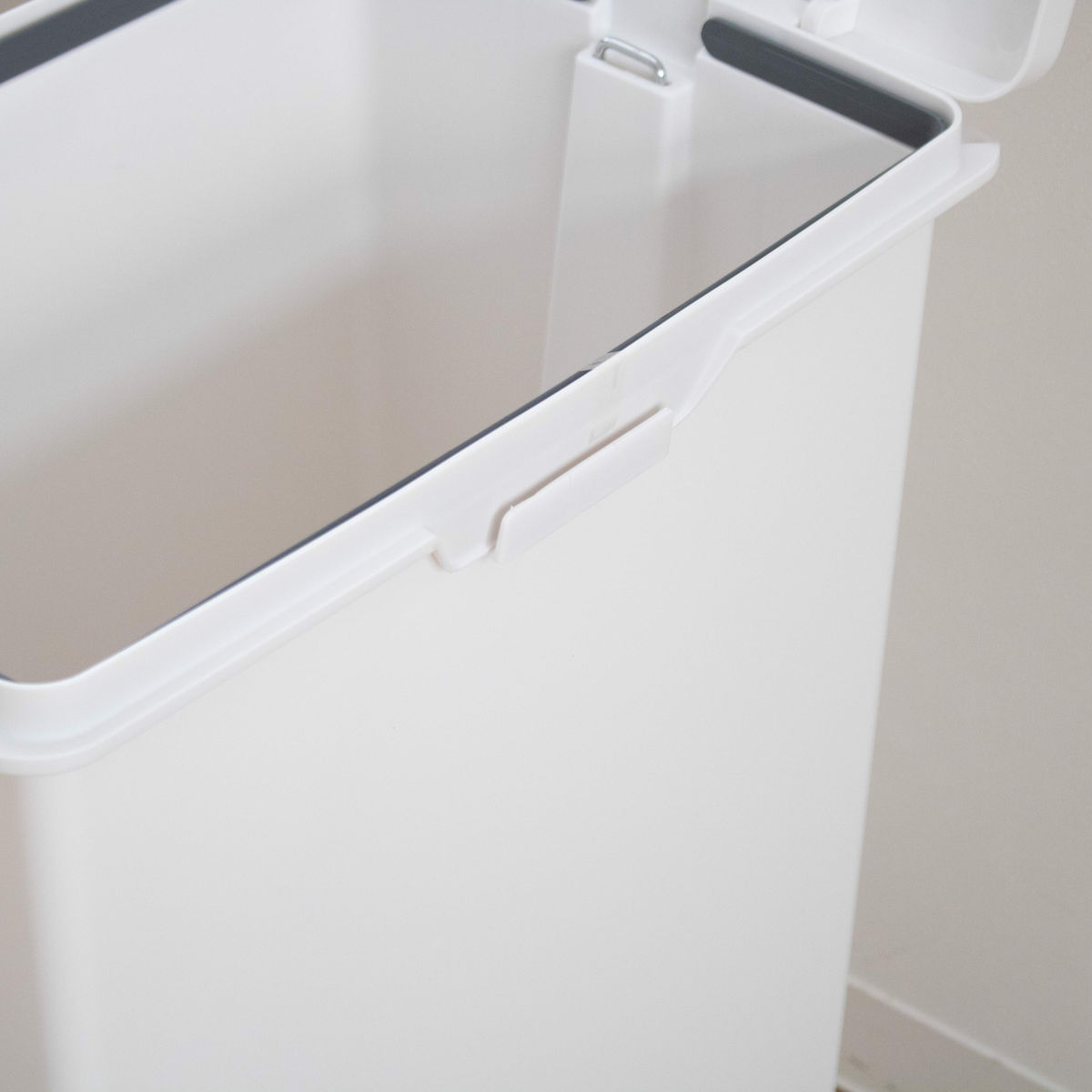 ゴミ箱 45L エバンペダルペール ペダル式 ( 45リットル スリム キッチン 分別 ごみ箱 ダストボックス ペダル シンプル 3分別 蓋つき 足踏み 縦型 プラスチック フタ付き 蓋付き 袋 見えない ペール おしゃれ 分別ゴミ箱 角型 ) 【ホワイト】 ホワイト