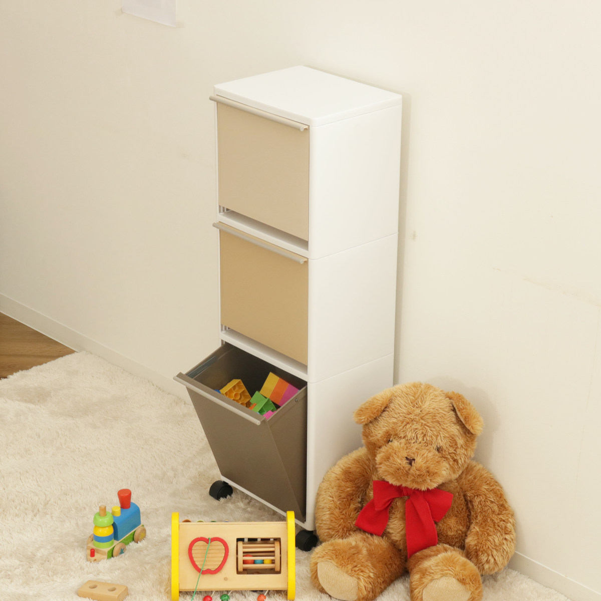 ゴミ箱 43L 3段 縦型 資源ゴミ 分別ワゴン ワイド ( ごみ箱 43リットル 3分別 フラップ ふた付き キッチン 幅33.5cm 隙間 収納棚 ストッカー ダストボックス 引き出し フラップ棚 分別ゴミ箱 キャスター付 シンプル おしゃれ 収納 ) 【ブラック】 ブラック