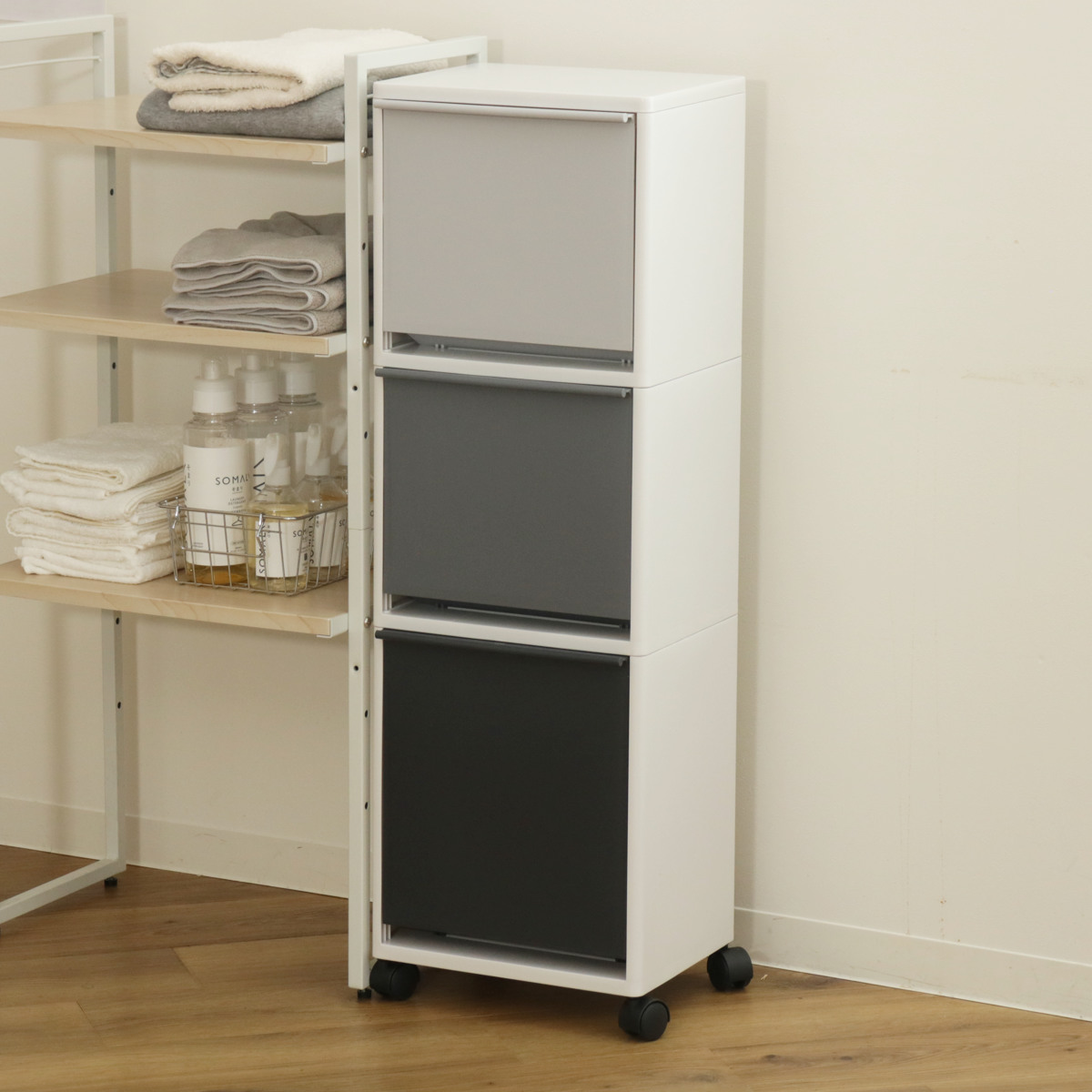 ゴミ箱 43L 3段 縦型 資源ゴミ 分別ワゴン ワイド ( ごみ箱 43リットル 3分別 フラップ ふた付き キッチン 幅33.5cm 隙間 収納棚 ストッカー ダストボックス 引き出し フラップ棚 分別ゴミ箱 キャスター付 シンプル おしゃれ 収納 ) 【ブラック】 ブラック