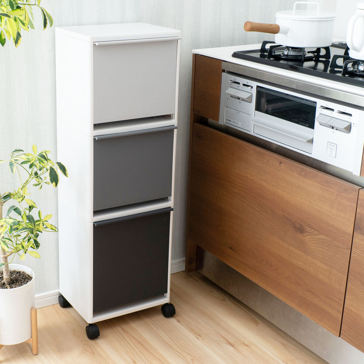 ゴミ箱 43L 3段 縦型 資源ゴミ 分別ワゴン ワイド ( ごみ箱 43リットル 3分別 フラップ ふた付き キッチン 幅33.5cm 隙間 収納棚 ストッカー ダストボックス 引き出し フラップ棚 分別ゴミ箱 キャスター付 シンプル おしゃれ 収納 ) 【ブラック】 ブラック