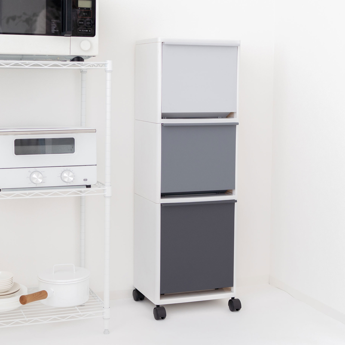 ゴミ箱 43L 3段 縦型 資源ゴミ 分別ワゴン ワイド ( ごみ箱 43リットル 3分別 フラップ ふた付き キッチン 幅33.5cm 隙間 収納棚 ストッカー ダストボックス 引き出し フラップ棚 分別ゴミ箱 キャスター付 シンプル おしゃれ 収納 ) 【ブラック】 ブラック