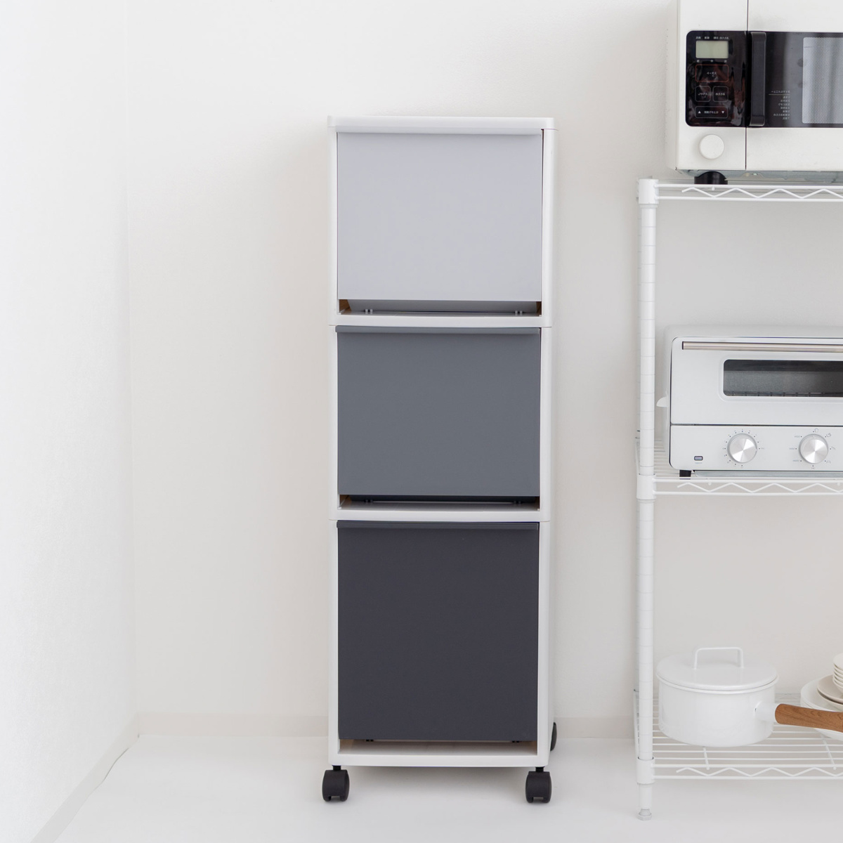 ゴミ箱 43L 3段 縦型 資源ゴミ 分別ワゴン ワイド ( ごみ箱 43リットル 3分別 フラップ ふた付き キッチン 幅33.5cm 隙間 収納棚 ストッカー ダストボックス 引き出し フラップ棚 分別ゴミ箱 キャスター付 シンプル おしゃれ 収納 ) 【ブラック】 ブラック