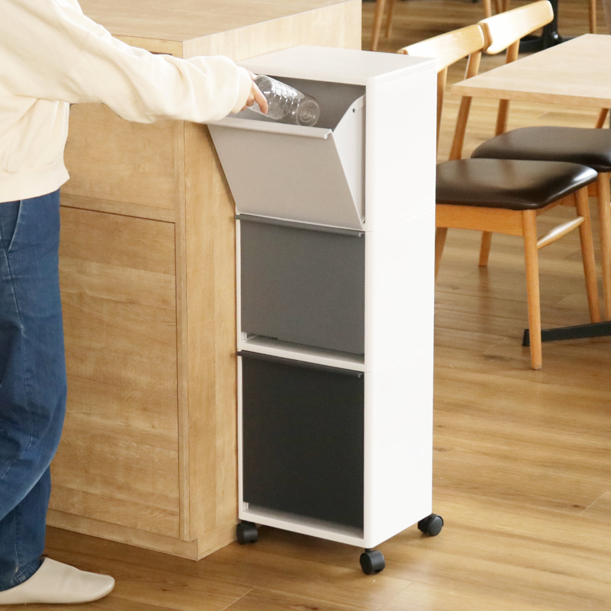 ゴミ箱 43L 3段 縦型 資源ゴミ 分別ワゴン ワイド ( ごみ箱 43リットル 3分別 フラップ ふた付き キッチン 幅33.5cm 隙間 収納棚 ストッカー ダストボックス 引き出し フラップ棚 分別ゴミ箱 キャスター付 シンプル おしゃれ 収納 ) 【ブラック】 ブラック