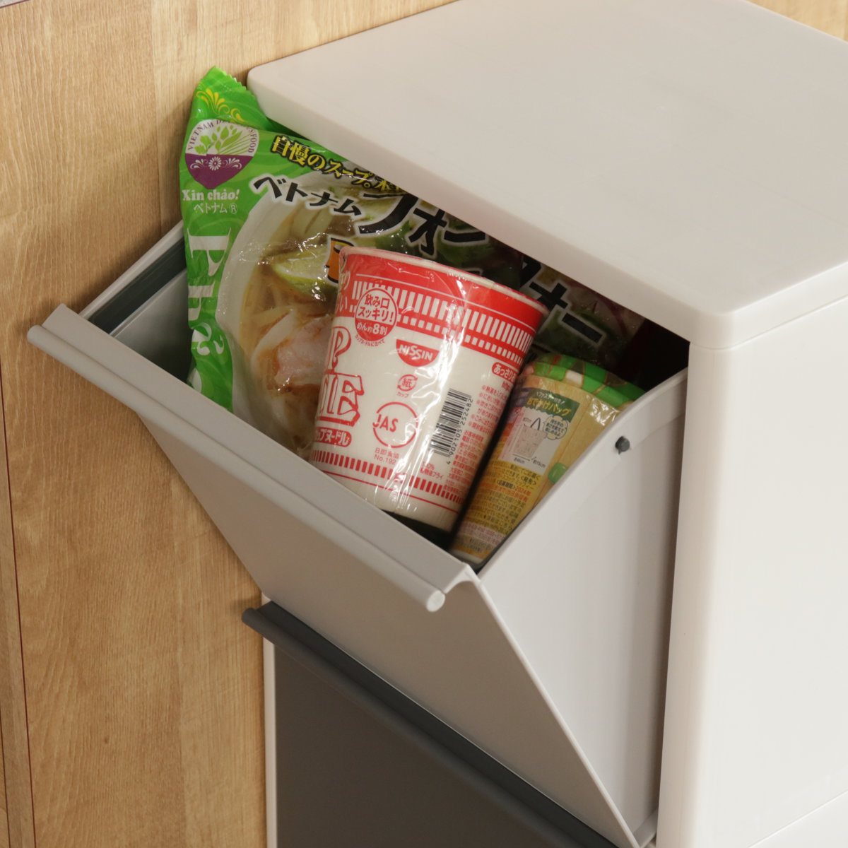 ゴミ箱 43L 3段 縦型 資源ゴミ 分別ワゴン ワイド ( ごみ箱 43リットル 3分別 フラップ ふた付き キッチン 幅33.5cm 隙間 収納棚 ストッカー ダストボックス 引き出し フラップ棚 分別ゴミ箱 キャスター付 シンプル おしゃれ 収納 ) 【ブラック】 ブラック