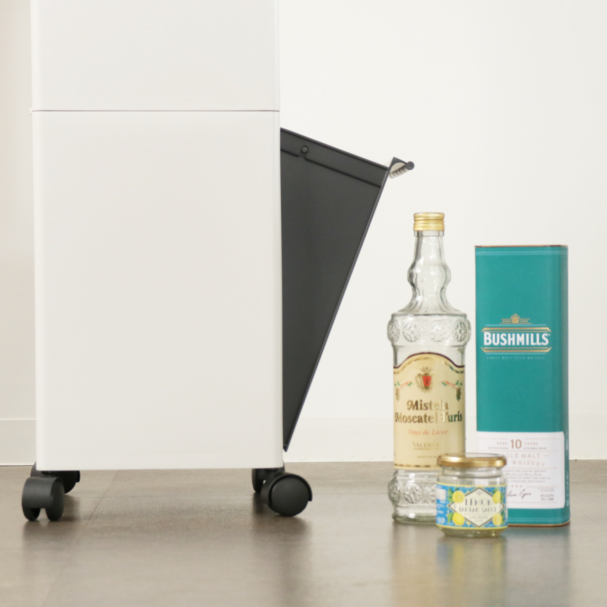 ゴミ箱 43L 3段 縦型 資源ゴミ 分別ワゴン ワイド ( ごみ箱 43リットル 3分別 フラップ ふた付き キッチン 幅33.5cm 隙間 収納棚 ストッカー ダストボックス 引き出し フラップ棚 分別ゴミ箱 キャスター付 シンプル おしゃれ 収納 ) 【ブラック】 ブラック